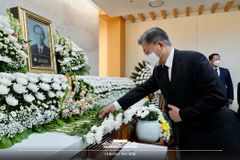 문재인 대통령, 故 한승헌 변호사 빈소 찾아 조문