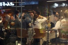 '거리두기' 풀었더니 확진자 오히려 감소… 집단면역 효과?