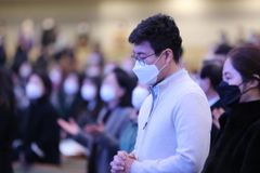 의료계 “실외 마스크 착용 해제 ‘시기상조’… 단계적 완화해야”