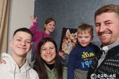 우크라서 교회 사역 다시 시작하는 여성과 난민들