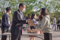최도성 한동대 총장, 총학생회와 ‘영양보총’ 간식 이벤트 진행