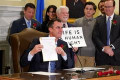 오클라호마 주지사, 출생증명서에 ‘제3의 성’ 표시 금지법안 서명