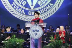 이영훈 목사, 오랄로버츠대 졸업예배 설교… 명예박사 학위도 받아