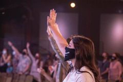 마스크 먼저 벗은 국가들 재확산