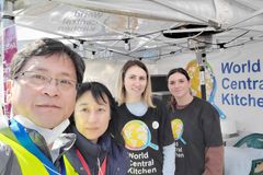 우크라 난민 돕는 국경 너머 텐트, 밝고 따뜻한 분위기