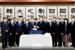 “성공한 대통령 문재인, 가슴에 멍이 든 국민들”