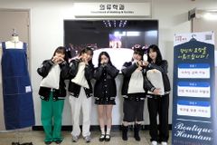한남대 의류학과 학생들, 시설용역업체 직원들 위해 선물