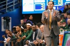 美 대학농구 전설적 감독 “하나님이 영예보다 우선”