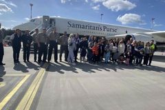 자선단체 도움으로 캐나다 도착한 우크라 난민들 “하나님의 자비”