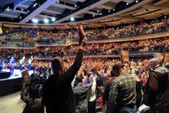 美 윌로우크릭 “전염병으로 헌금, 교인 출석 감소… 직원 감축할 것”