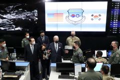 尹·바이든, 안보행보로 정상회담 마무리… '엄지척' 작별인사