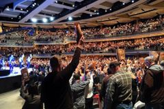 美 윌로우크릭교회 “코로나19로 헌금 줄어… 직원 감축키로”