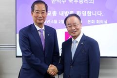 한교총 찾은 한덕수 총리 “교회 역할 더 중요해져”