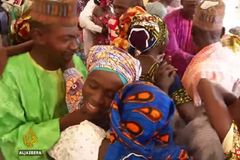 보코하람 피랍 여학생 21명, 2년 8개월 만 귀향… “주께 감사”