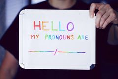 미국인 59% “아이들은 생물학적 성별과 일치하는 대명사로 불려야”