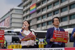 “또 무지개현수막 내건 美대사관, 반미 조장하나”