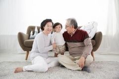 황혼육아, ‘스트레스’ 아닌 ‘기쁨’ 되려면