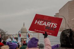 英 생명수호운동가들 “기념비적인 날”… 美 대법 판결 환영