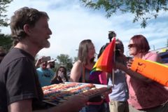 동성결혼 케이크 제작 거부했던 제빵사 “승소한 뒤 손님 3배 이상 늘어”