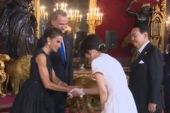 尹 내외 스페인 국왕 만찬 참석… 바이든 첫 악수 상대는 尹