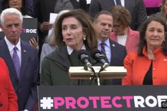 “‘낙태 옹호’ 낸시 펠로시, 교황과 만남 후 영성체 받아”