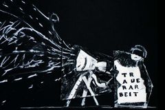 부패 권력과 끔찍한 폭력, 유머와 역설로 비판한 작품