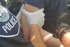 美 경찰, 성소수자 행사 인근서 성경 낭독하던 목사 체포