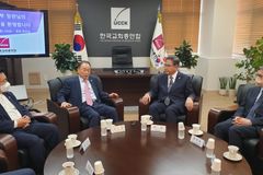 박진 외교부 장관, 한교총 방문해 류영모 대표회장 등 만나