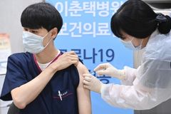 '면역회피' BA.5 확산에 재감염 비상… 4차접종 확대하나?