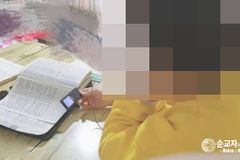 “성경을 받고 감사하는 북한의 해외 노동자들”