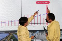 '10만명 확진' 초읽기… 거리두기 해제 전으로 돌아가나