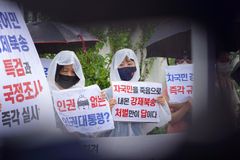 “‘강제북송 2명, 탈북자 도우려다 발각돼 귀순’ 증언 나와”