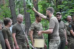 우크라이나 군인들의 전쟁 속 예배 모습
