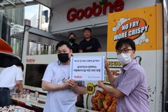 홀트아동복지회-굽네치킨,  아동복지시설 아동 위해 치킨, 피자 전달