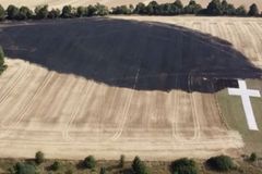 “英 폭염으로 들불 발생… 들판 중앙 십자가는 무사”