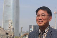 “벼랑 끝에 서 보기 전까지는, 내가 누군지 모르는 법”