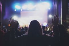그렉 로리 “이전 세대의 ‘혁명적 예수 운동’ 배우라”