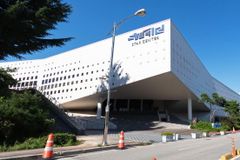 [이명진 칼럼] 전체주의로 향하는 대한민국 교육(J 대학교 채플 사건)