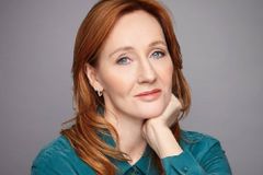 ‘해리포터’ 작가 롤링, 피습 루슈디 지지했다가 살해 협박받아