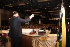 불만 갖고 개척해 떠난 성도들, 축복기도 해주고 애경사 챙긴 목사