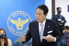 “윤석열 대통령, 실수·성과 공존… 경청·팀워크 보여야”