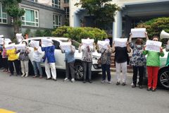 이천 시온성교회 성도들, 담임목사 성토하며 시위