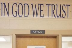 美 텍사스주, 공립학교 “하나님을 믿는다” 문구에 반발 일어