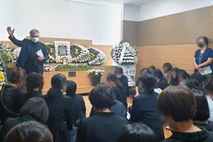 포항의 비극 속 예배… “천국에서 다시 만날 것”