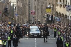 영국 국민, 서거 여왕 현장애도 시작