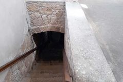 바울 체취 남은 구브로 섬에서, 교회를 방문하다