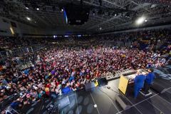 그래함 목사, 몽골서 첫 전도집회… 2천 명 그리스도 영접