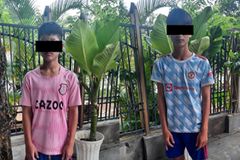 신앙 때문에 가족들에게 맞고 의절당한 두 베트남 소년