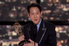 에미상 남우주연상 배우 이정재, 영어로 “하나님께 감사드린다”