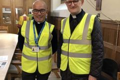 엘리자베스 여왕 조문객 위로하는 英 목회자들